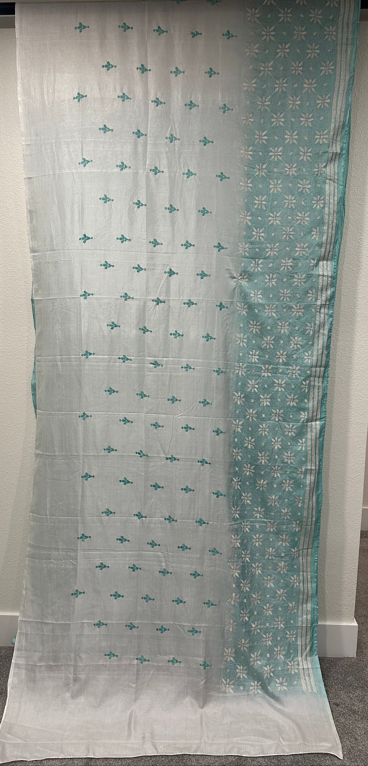 Baatik kaantha - Pastel Blue and White diagonal shade